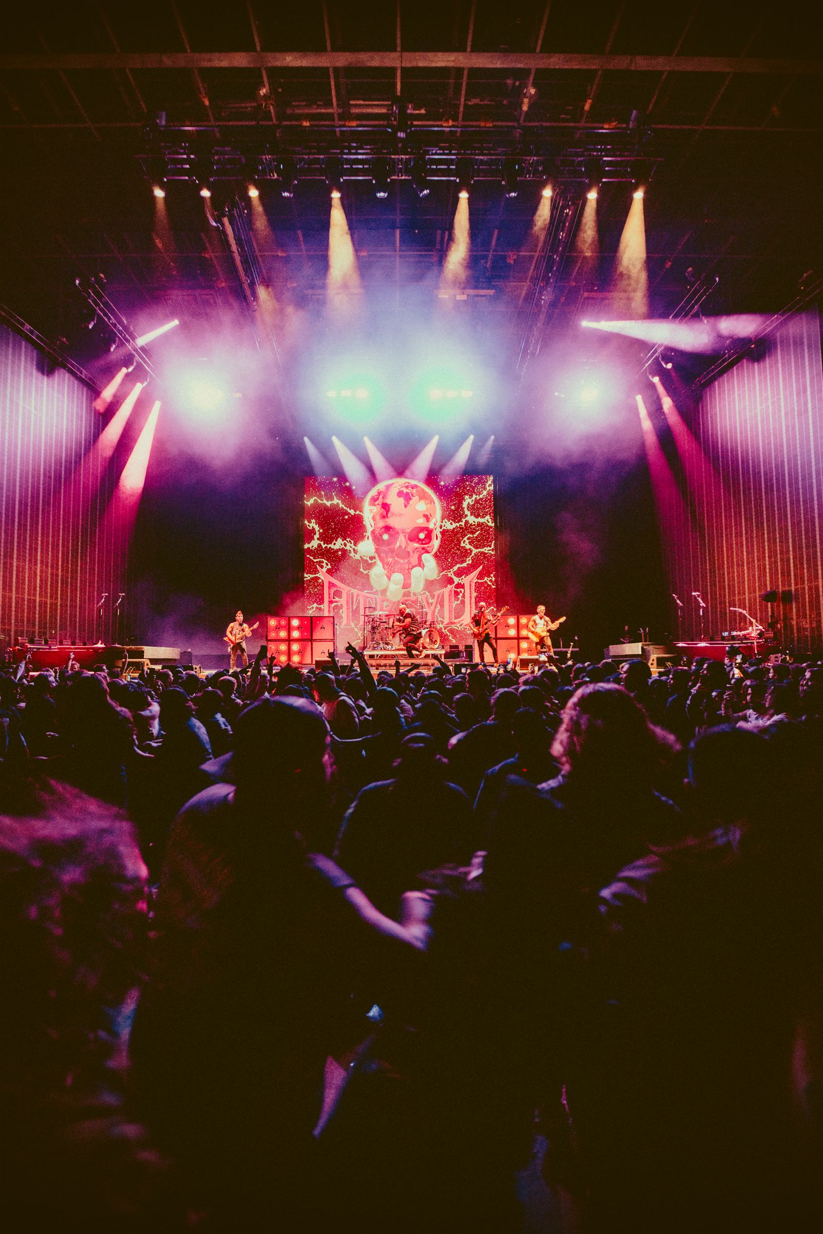 Atreyu, We Want Your Misery Tour: purple and pink beams over the crowd